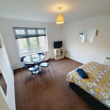 2 Bedroom Rayleigh Apartment Exterior photo